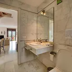 فيلة Spacious Laurisilva